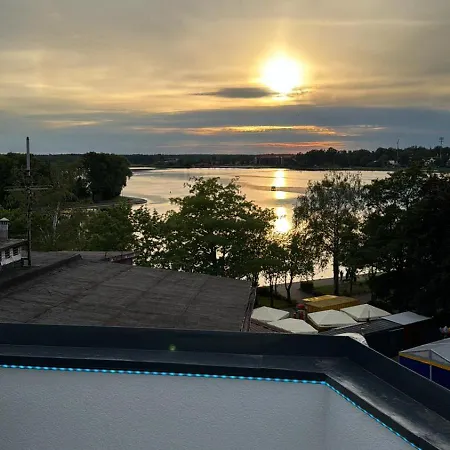 Lake View Apartment *